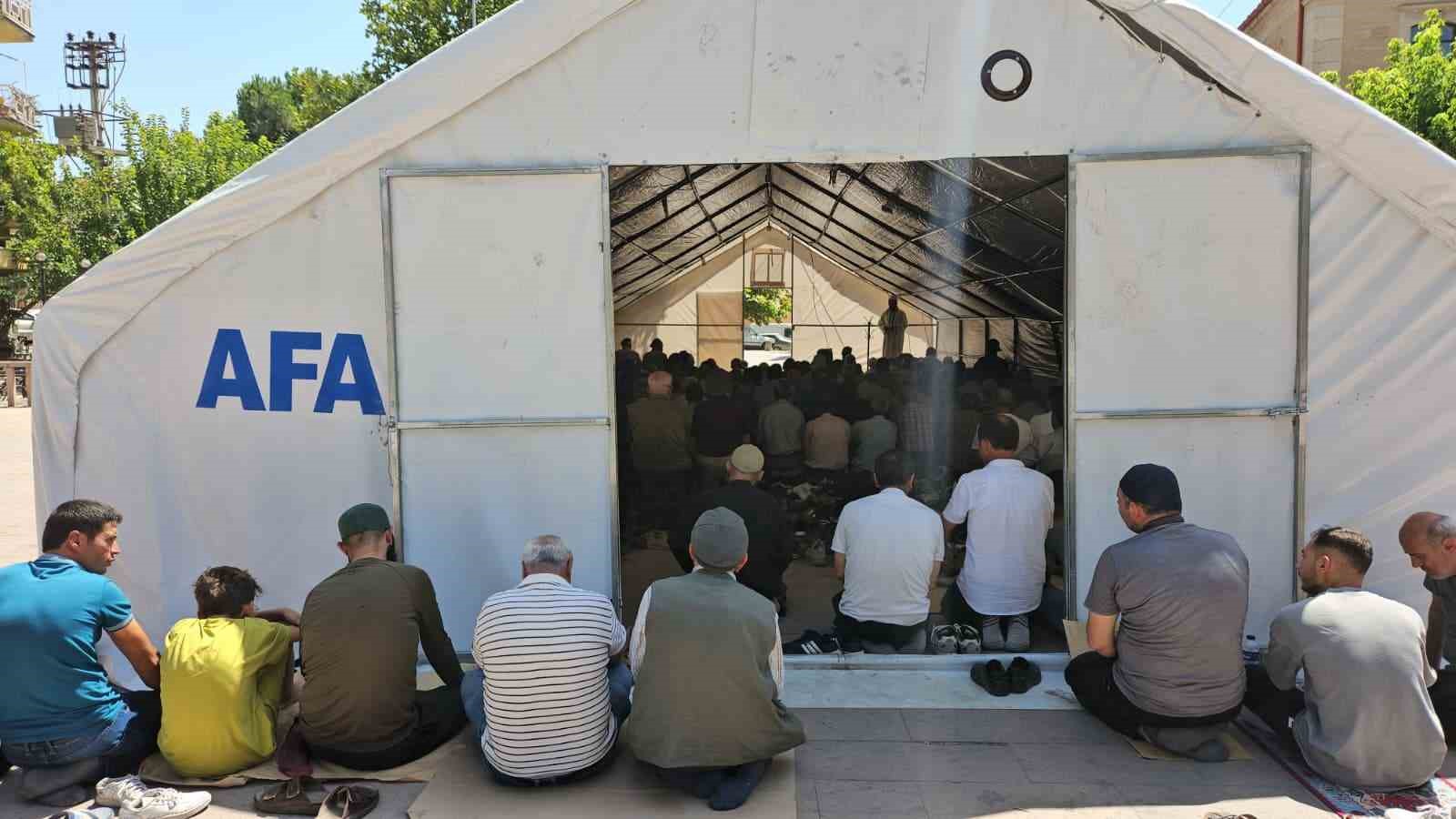 Deprem b&ouml;lgesinde cuma namazı &ccedil;adırlarda eda edildi
