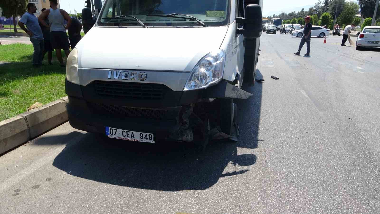 Kamyonet ile otomobil kavşakta &ccedil;arpıştı: 1 yaralı
