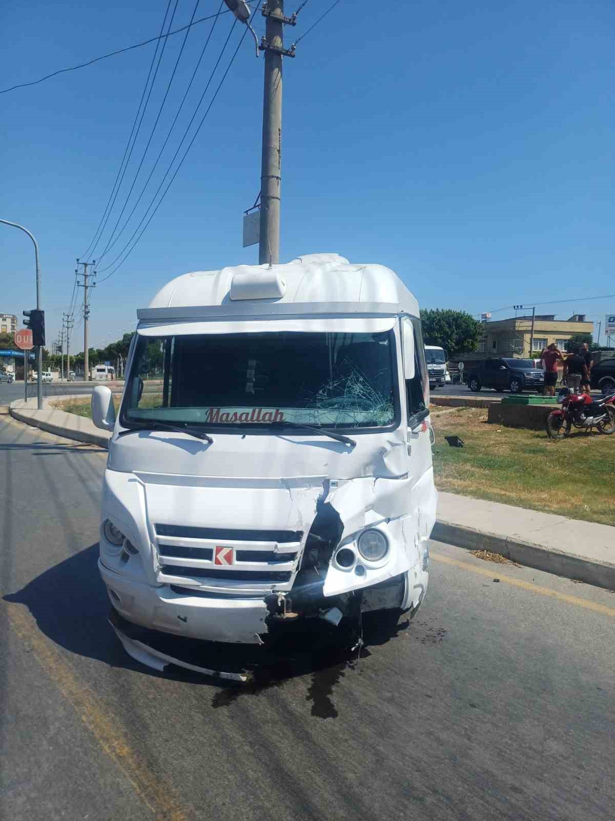 Minibüsle motosiklet çarpıştı: 1 ölü,  2 yaralı
