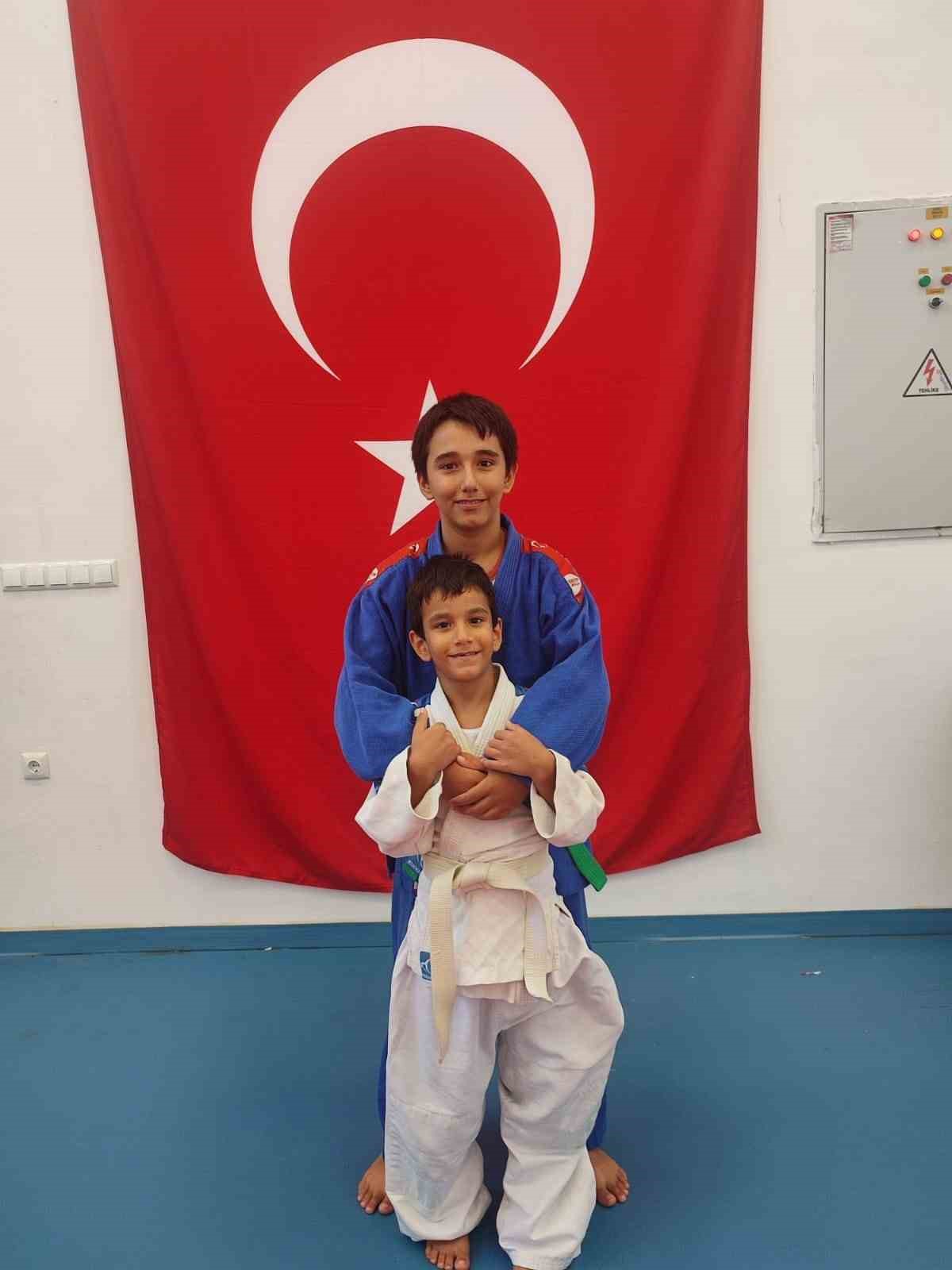 Baba ve oğulları judoda aynı yolda
