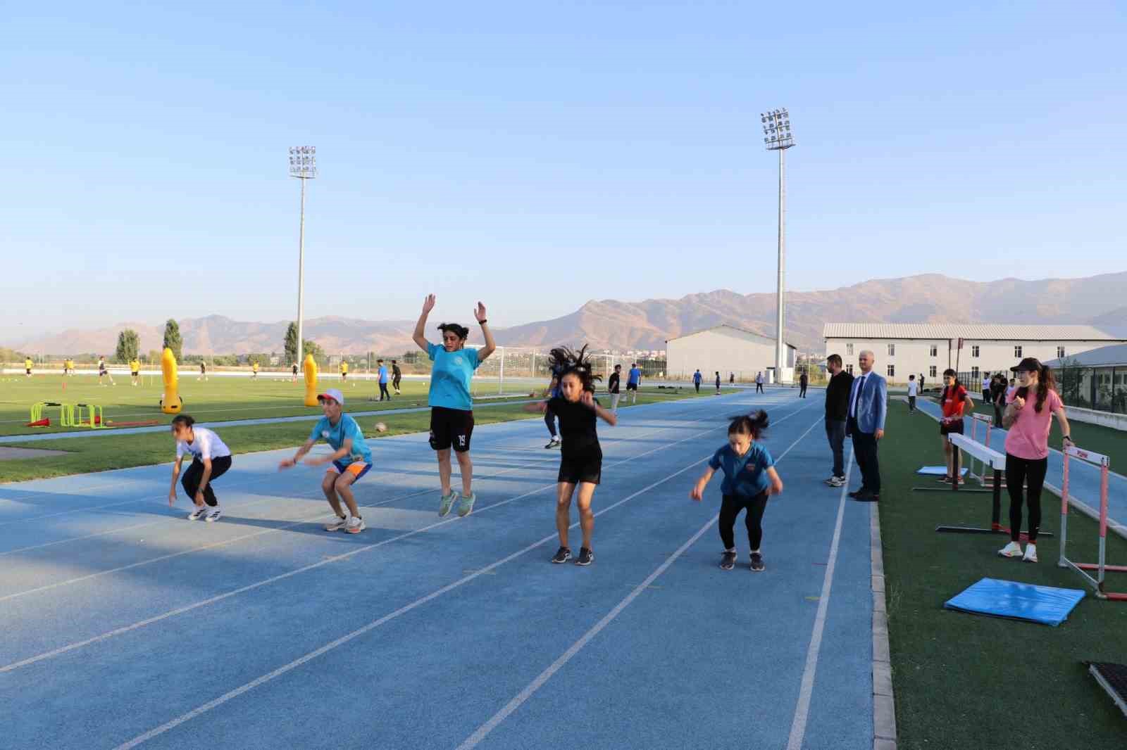 Gen&ccedil; atletler yaz spor okullarında ter d&ouml;k&uuml;yor
