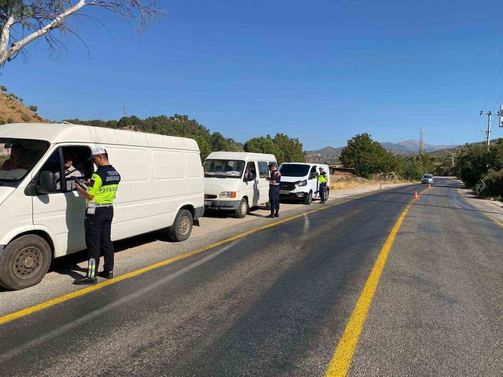 Jandarma K&ouml;şk-&Ouml;demiş yolunda denetimleri sıklaştırdı
