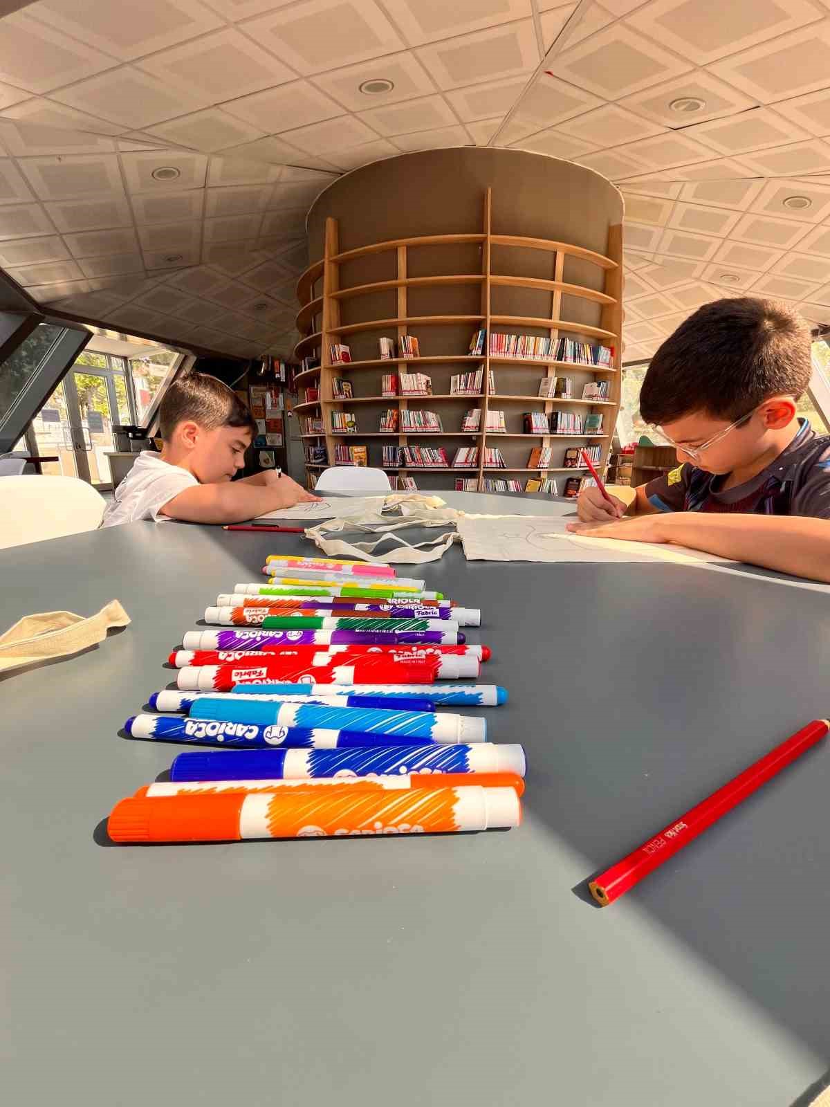 &Ccedil;ocuklara renkli at&ouml;lyeler
