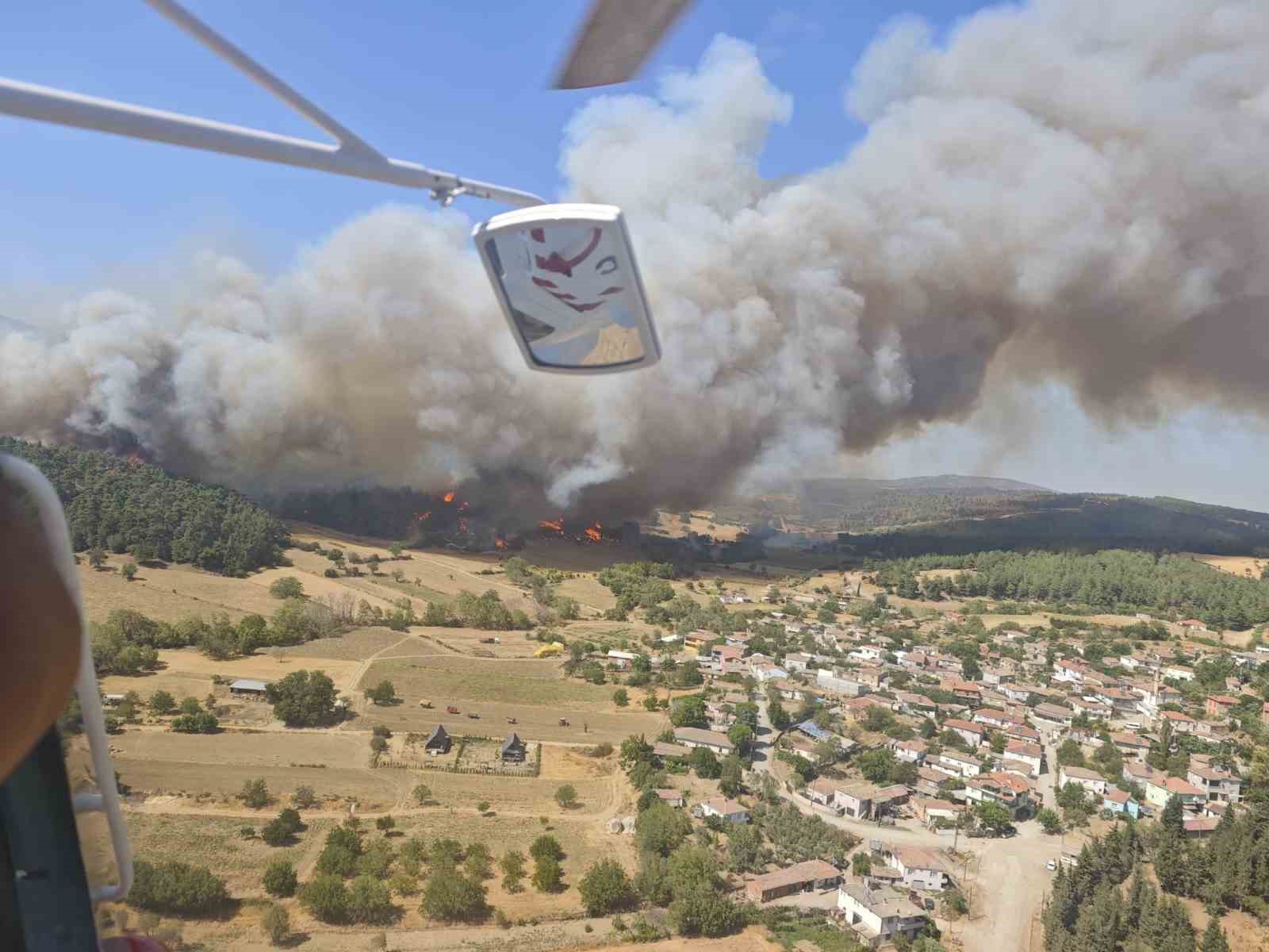Gelibolu’da çıkan orman yangınına havadan ve karadan müdahale devam ediyor