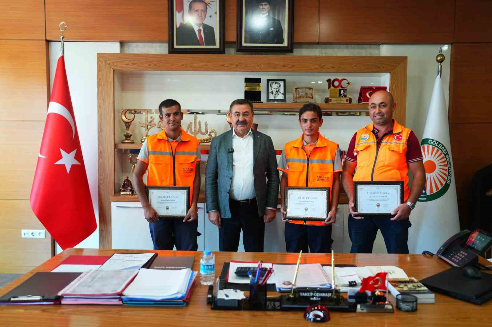 G&ouml;lbaşı Belediyesi temizlik personelinden &ouml;rnek davranış
