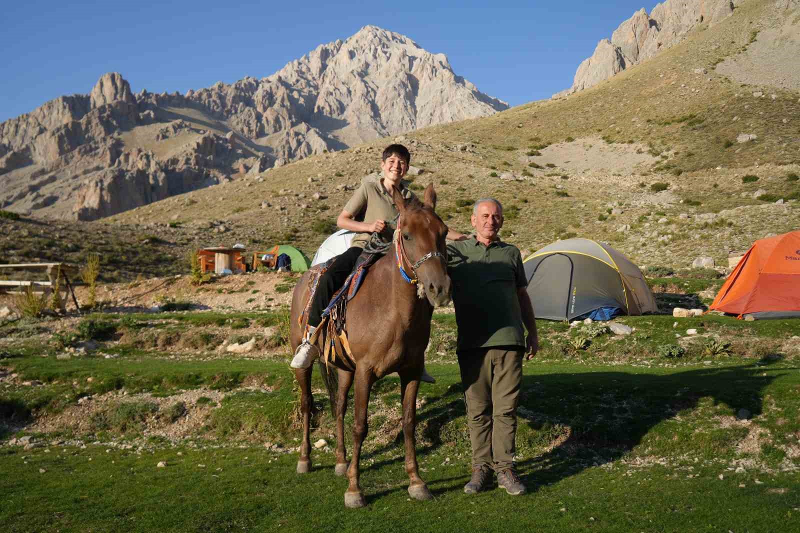 Aladağlar’ın şerpaları: Katırlarla zirve yolculuğu