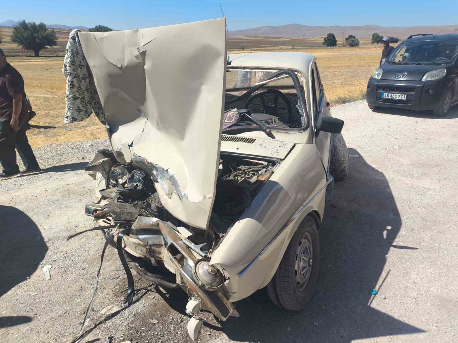 Kamyonet ile otomobil çarpıştı: 2 yaralı