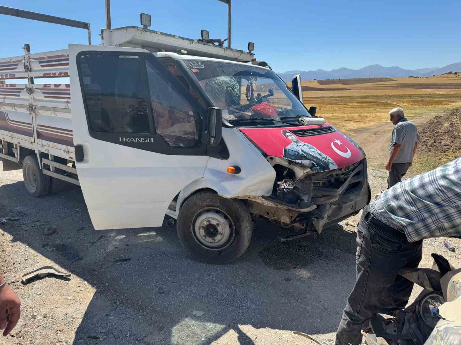 Kamyonet ile otomobil &ccedil;arpıştı: 2 yaralı
