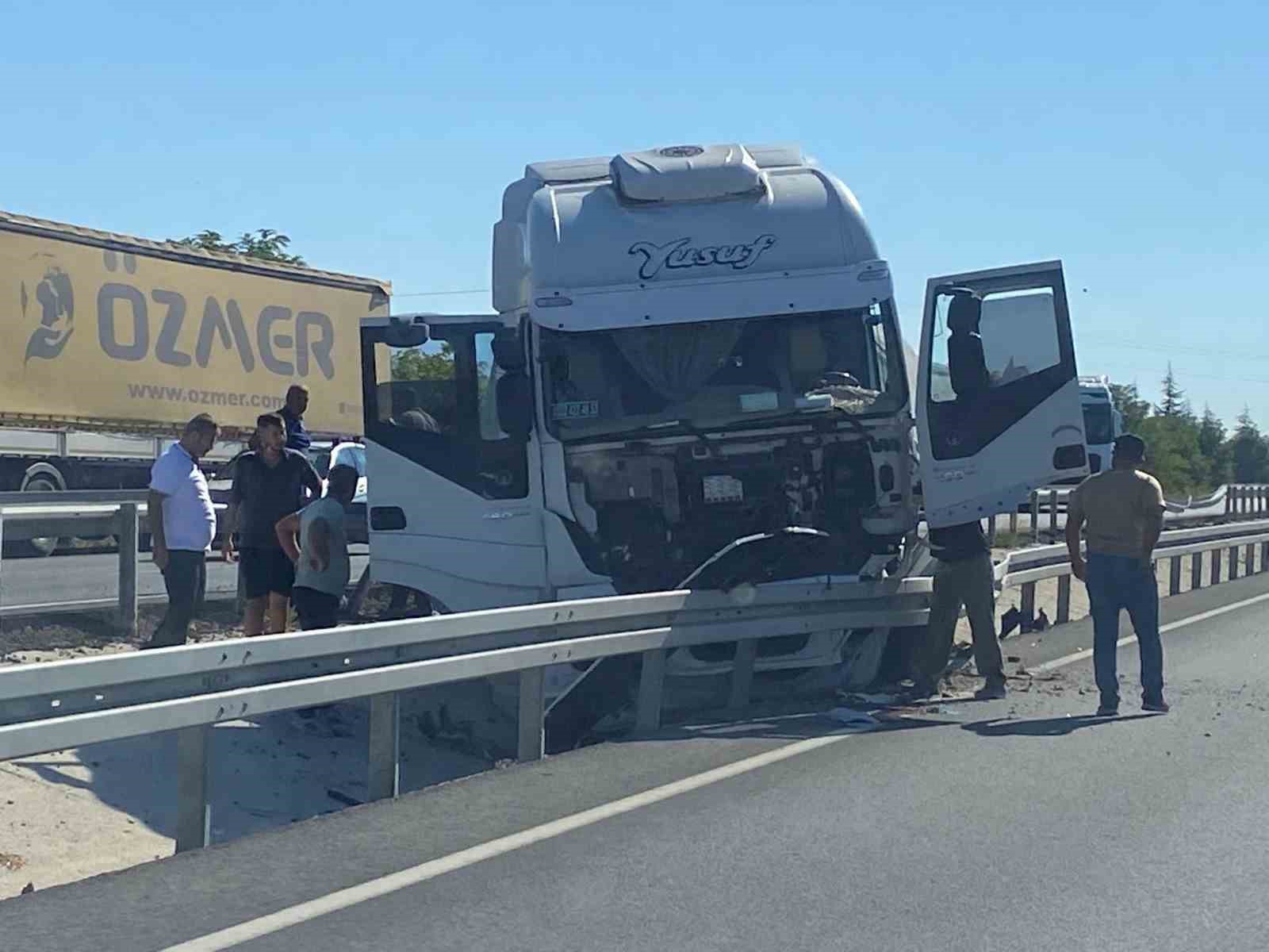 Kontrolden çıkan tır refüje çarparak durabildi
