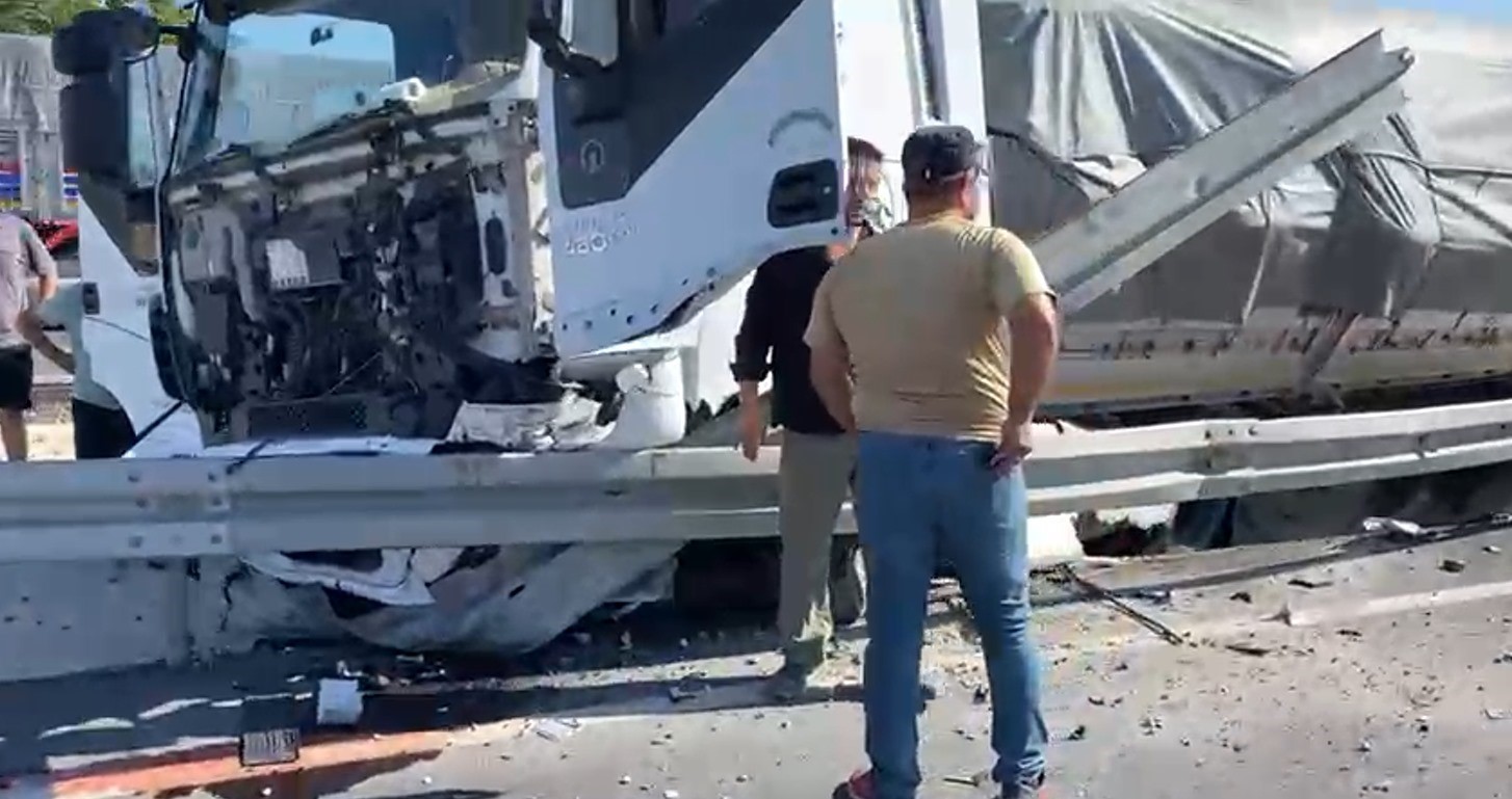 Kontrolden &ccedil;ıkan tır ref&uuml;je &ccedil;arparak durabildi
