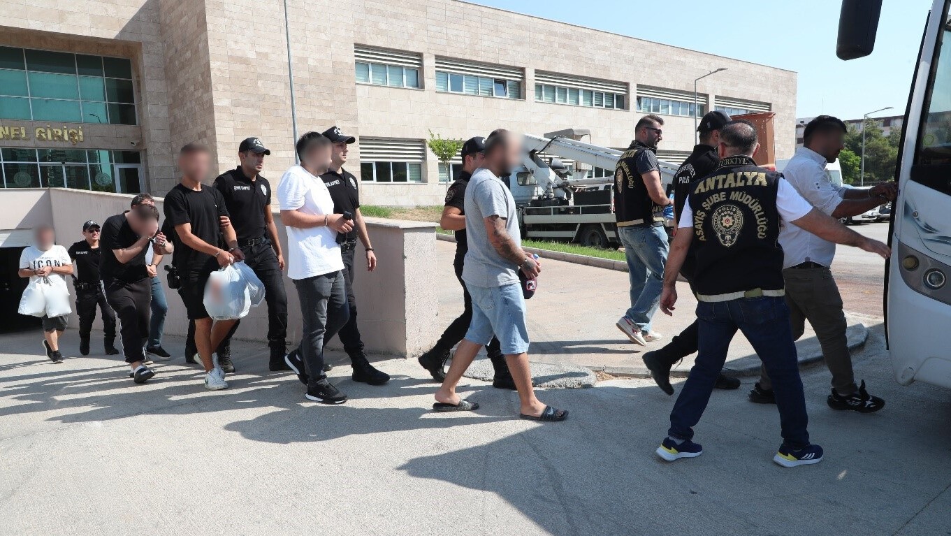 Antalya’da eş zamanlı operasyonlarda 236 aranan şahıs yakalandı