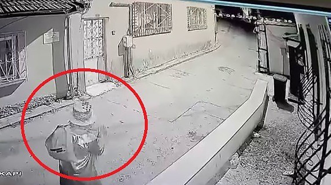 Bursa&rsquo;da palya&ccedil;o kıyafetli şahıs g&ouml;zaltına alındı
