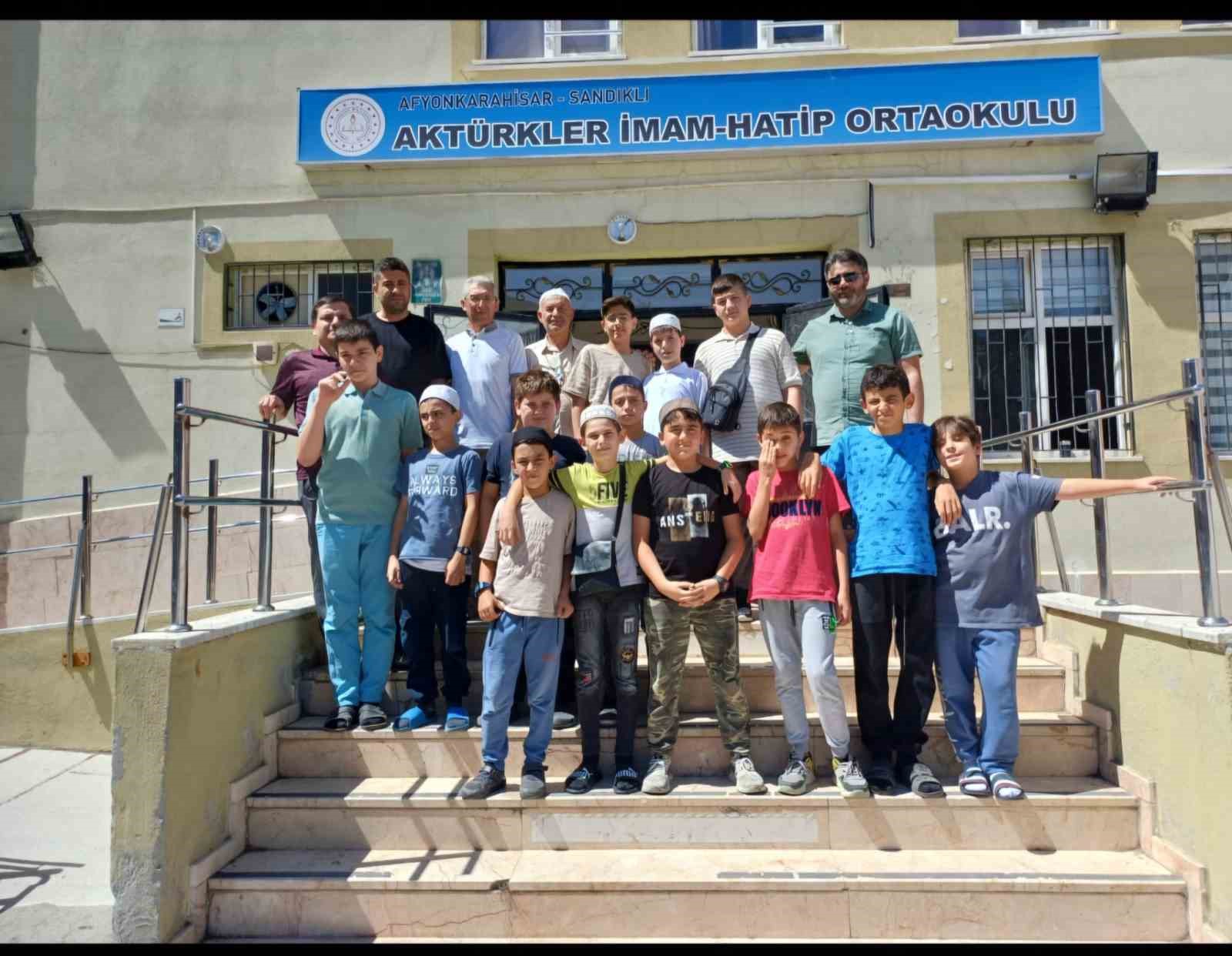 SANİMDER, s&ouml;z verdiği &ouml;ğrencileri Umre&rsquo;ye g&ouml;nderdi
