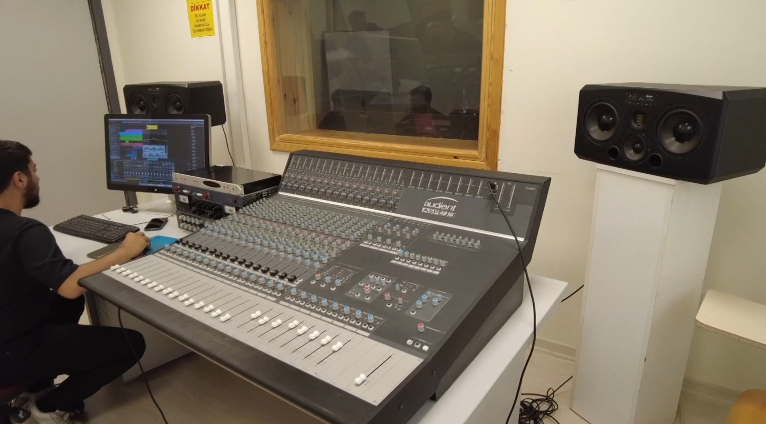 &Ouml;ğrenciler &uuml;niversitesini yazdıkları marşla tanıttı
