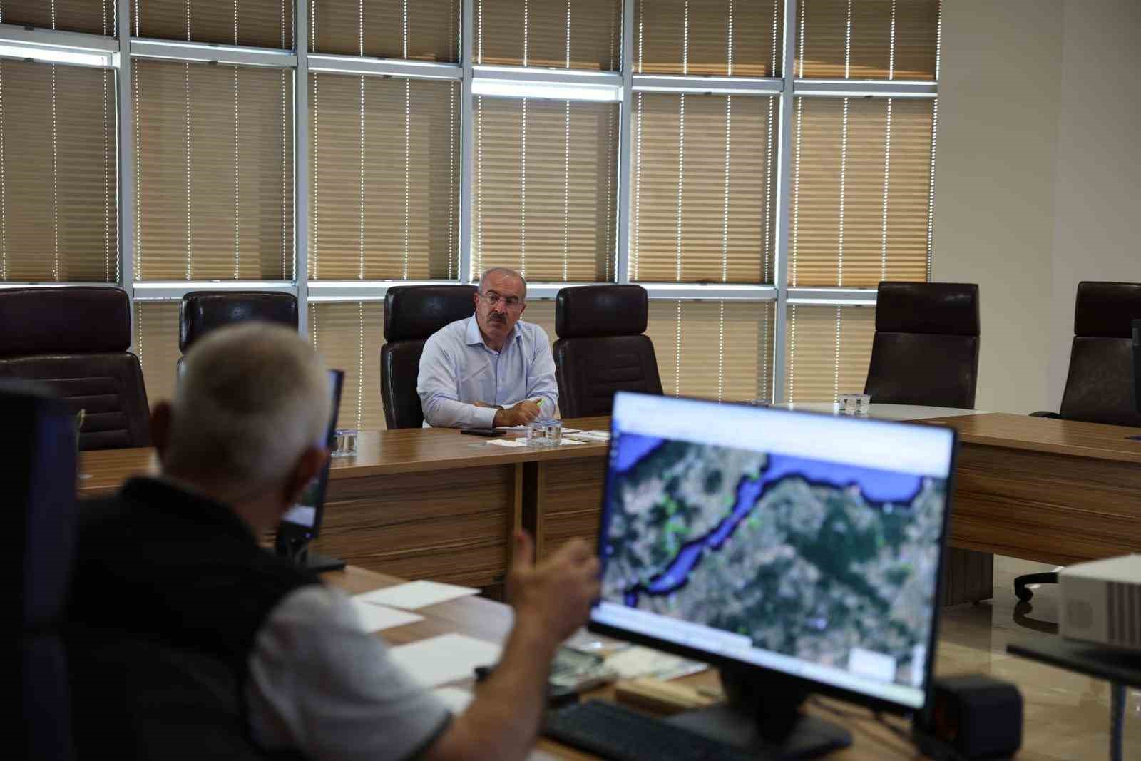 Vali Toraman, Gelibolu&rsquo;da &ccedil;ıkan orman yangınını yangın y&ouml;netim merkezinden takip ediyor
