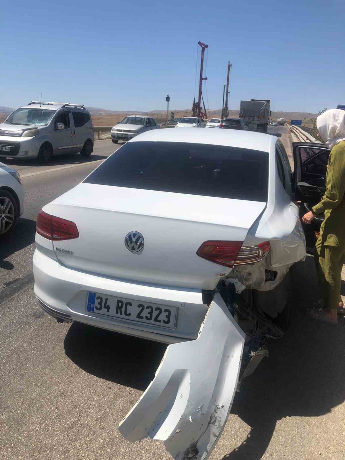 S&uuml;r&uuml;c&uuml;y&uuml; arı soktu, otomobil bariyerlere &ccedil;arpıp savruldu: 1 yaralı
