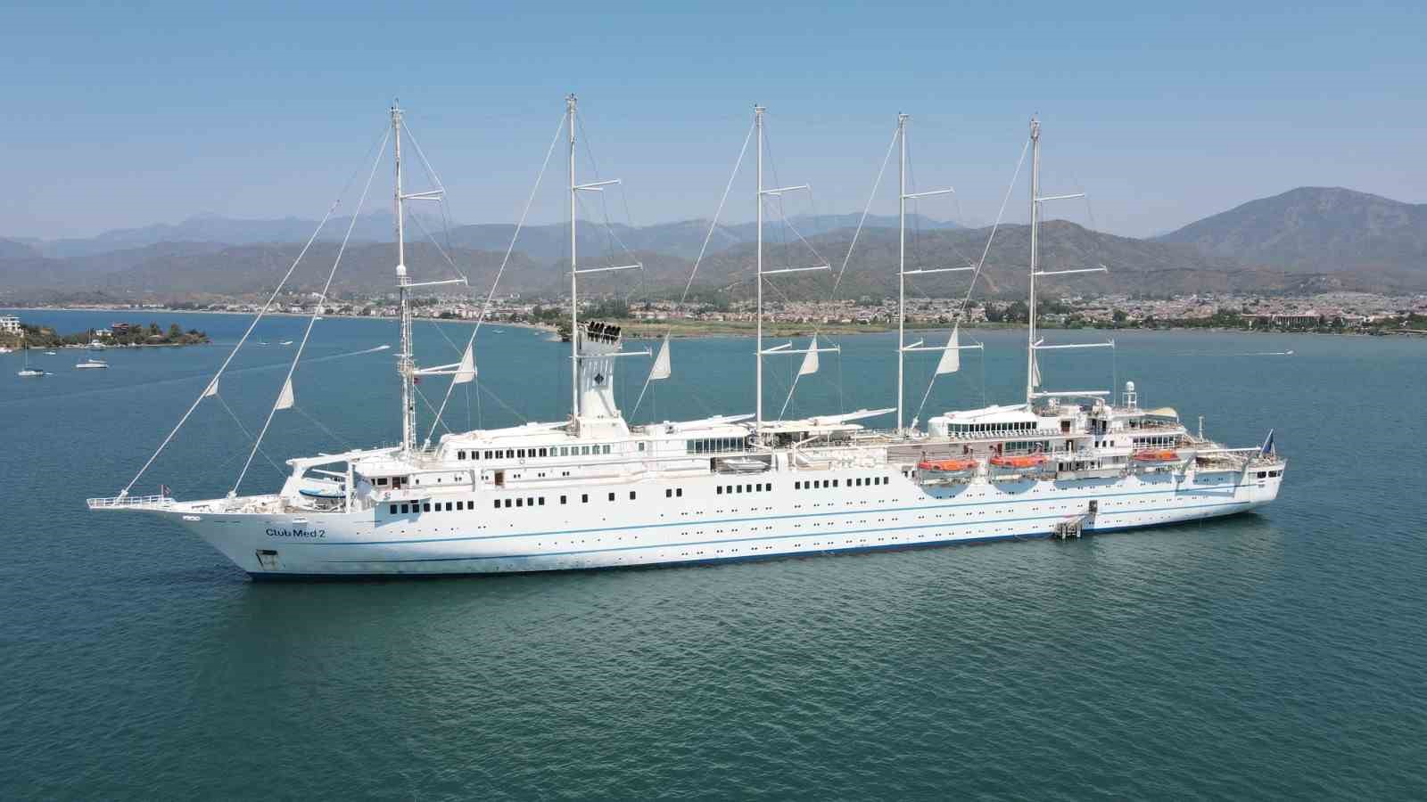Mega yelkenli yolcu gemisi "Club Med 2" Fethiye’de