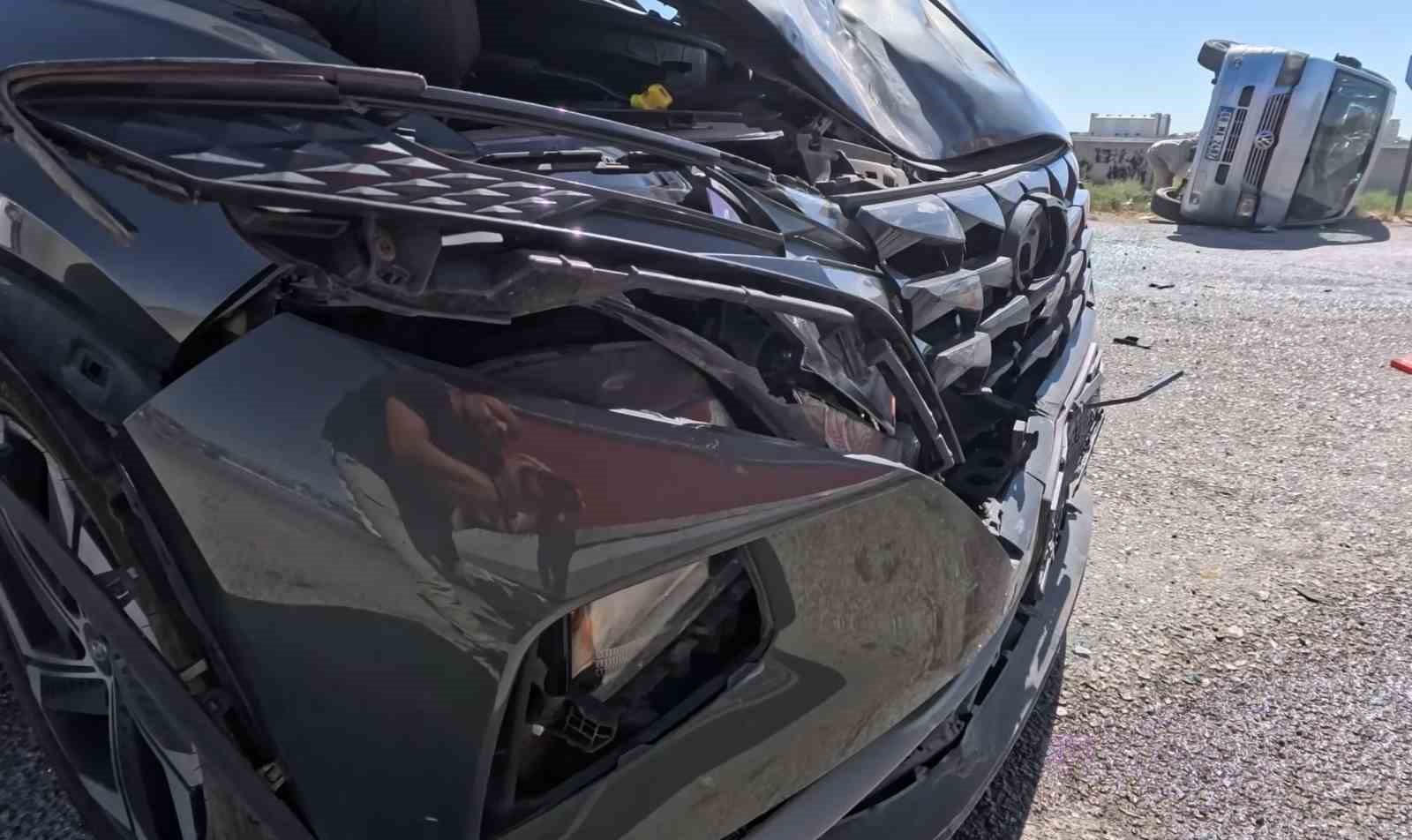 Aksaray’da otomobil minibüsle çarpıştı: 2 yaralı