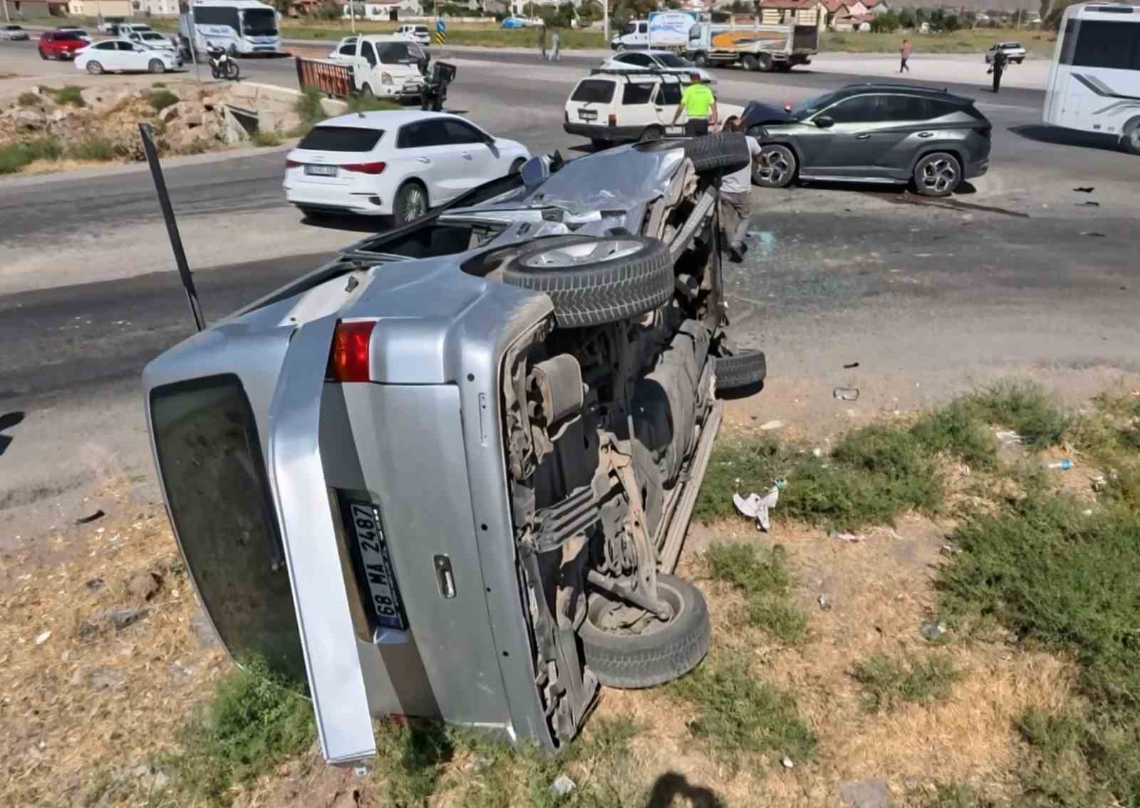 Aksaray’da otomobil minibüsle çarpıştı: 2 yaralı