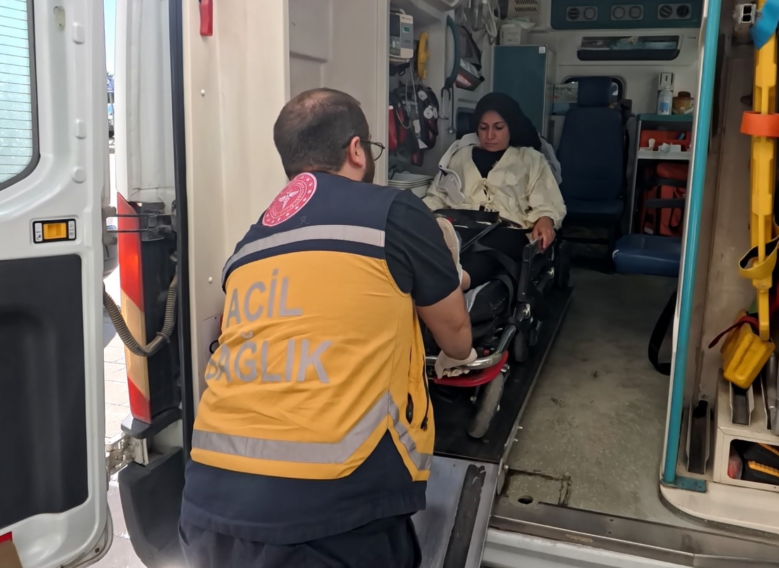 Aksaray&rsquo;da otomobil kamyonetle &ccedil;arpıştı: 1&rsquo;i ağır 5 yaralı
