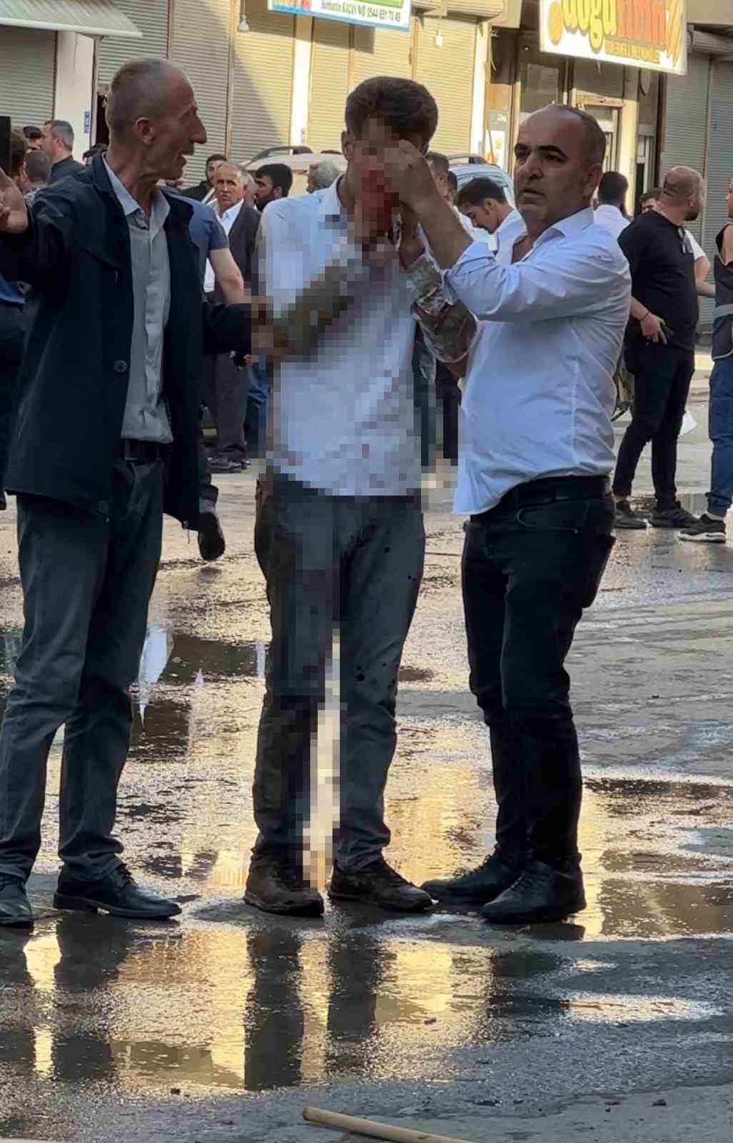 Hakkari&rsquo;de taşlı ve sopalı kavga: 3 yaralı
