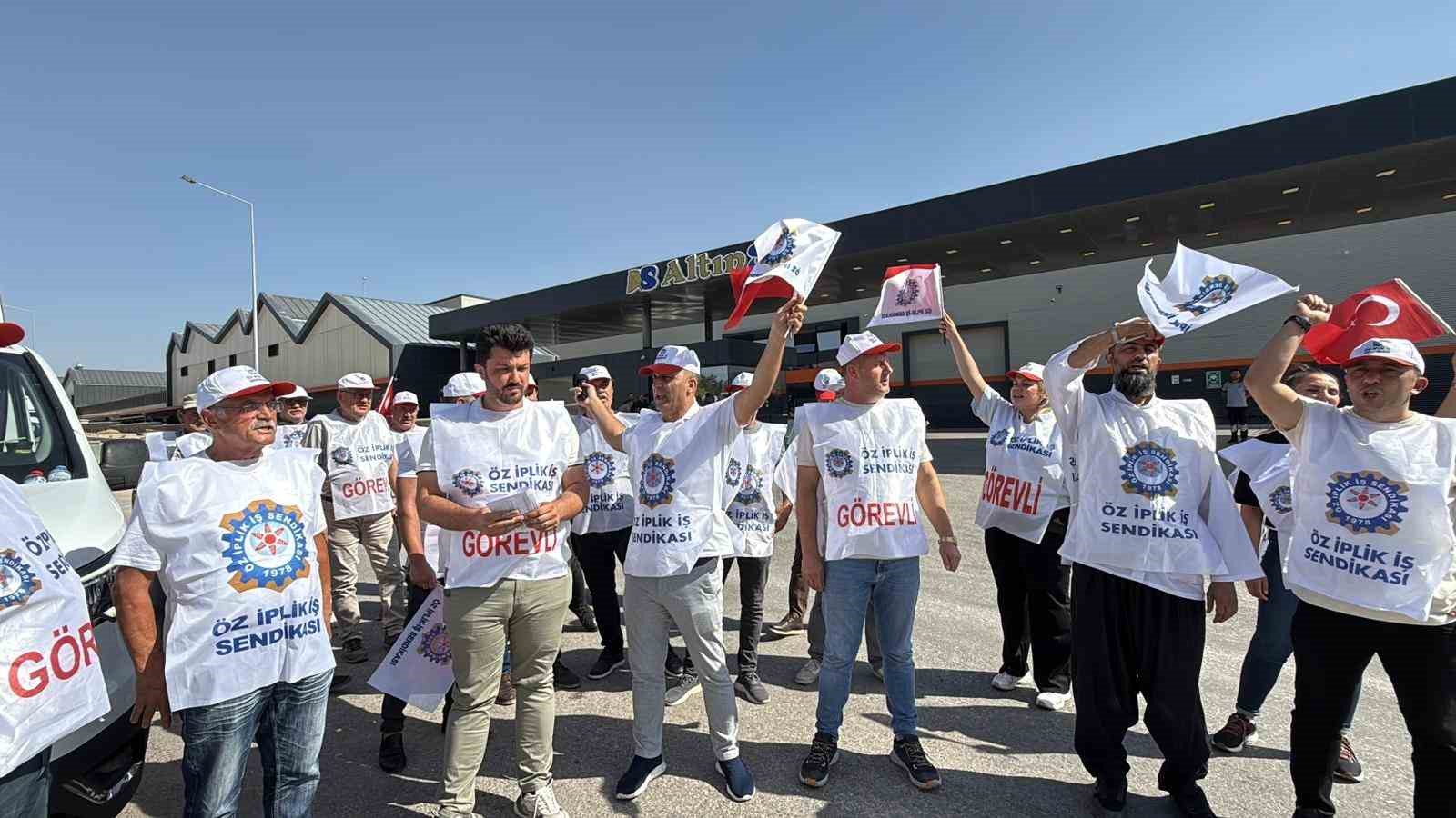 Öz İplik İş Sendikası’ndan işten çıkarmalar nedeniyle Altınsar Tekstil’de eylem