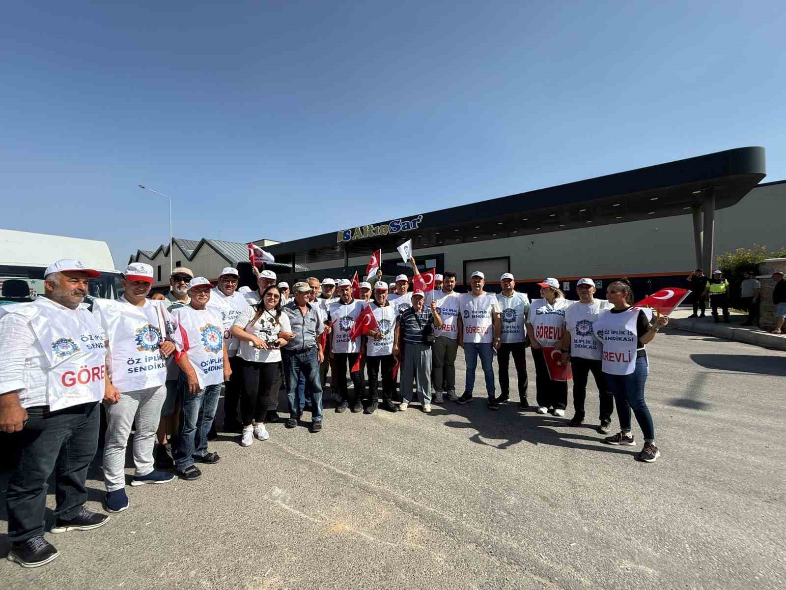 &Ouml;z İplik İş Sendikası&rsquo;ndan işten &ccedil;ıkarmalar nedeniyle Altınsar Tekstil&rsquo;de eylem
