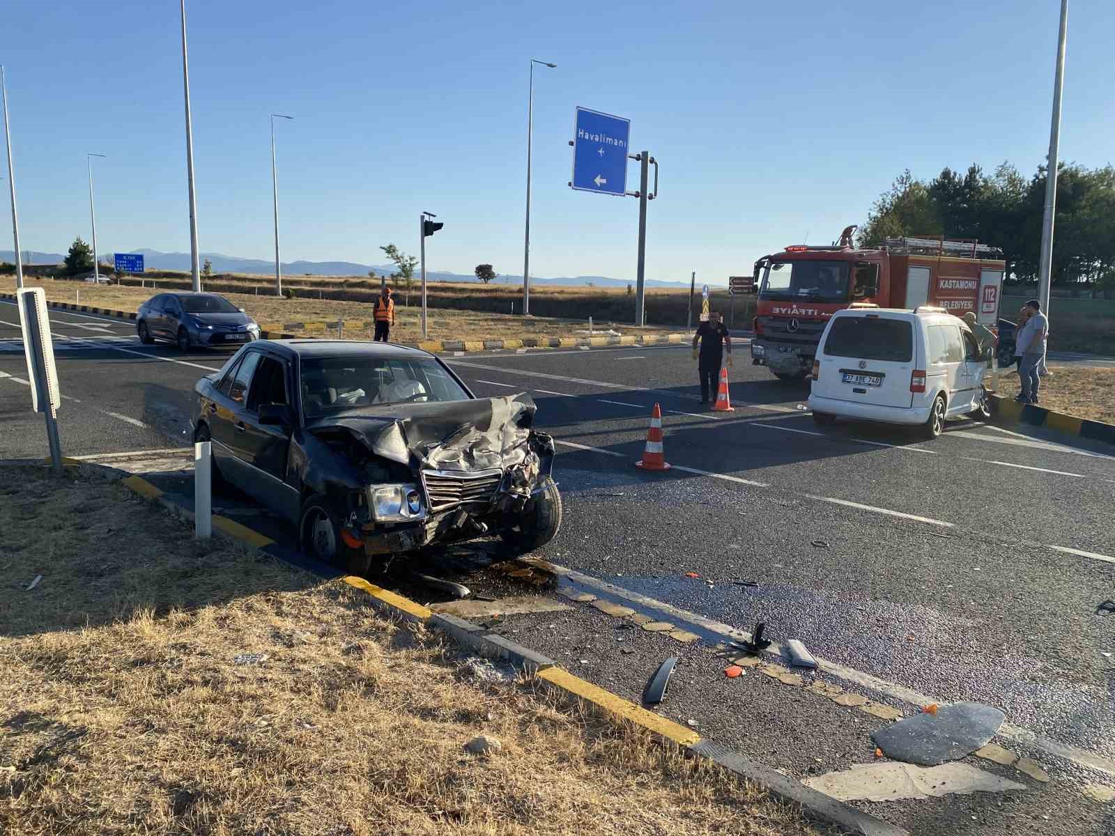 Kastamonu’da hafif ticari araç ile otomobil çarpıştı: 2 yaralı