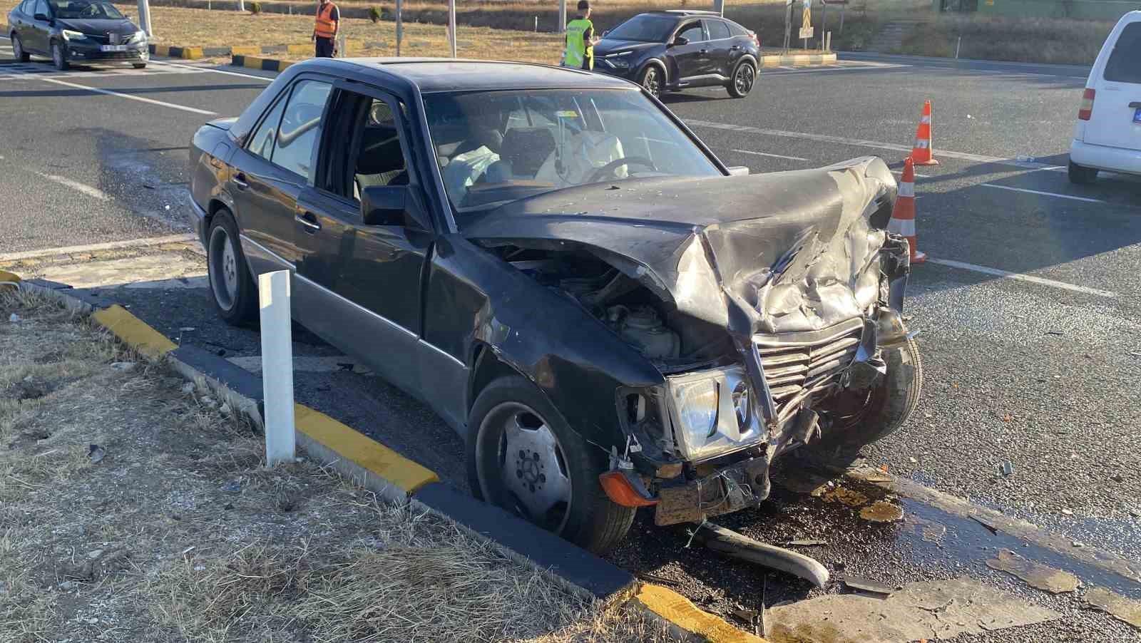 Kastamonu&rsquo;da hafif ticari ara&ccedil; ile otomobil &ccedil;arpıştı: 2 yaralı

