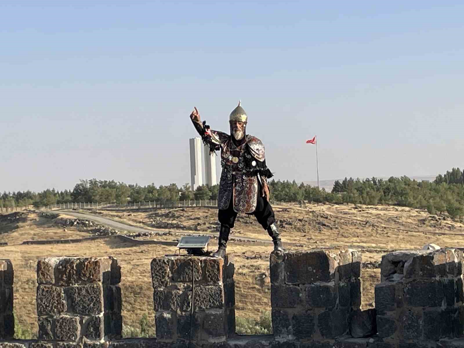 Denizli’den gidip savaş kıyafetitle Malazgirt Kalesini yeniden fethetti