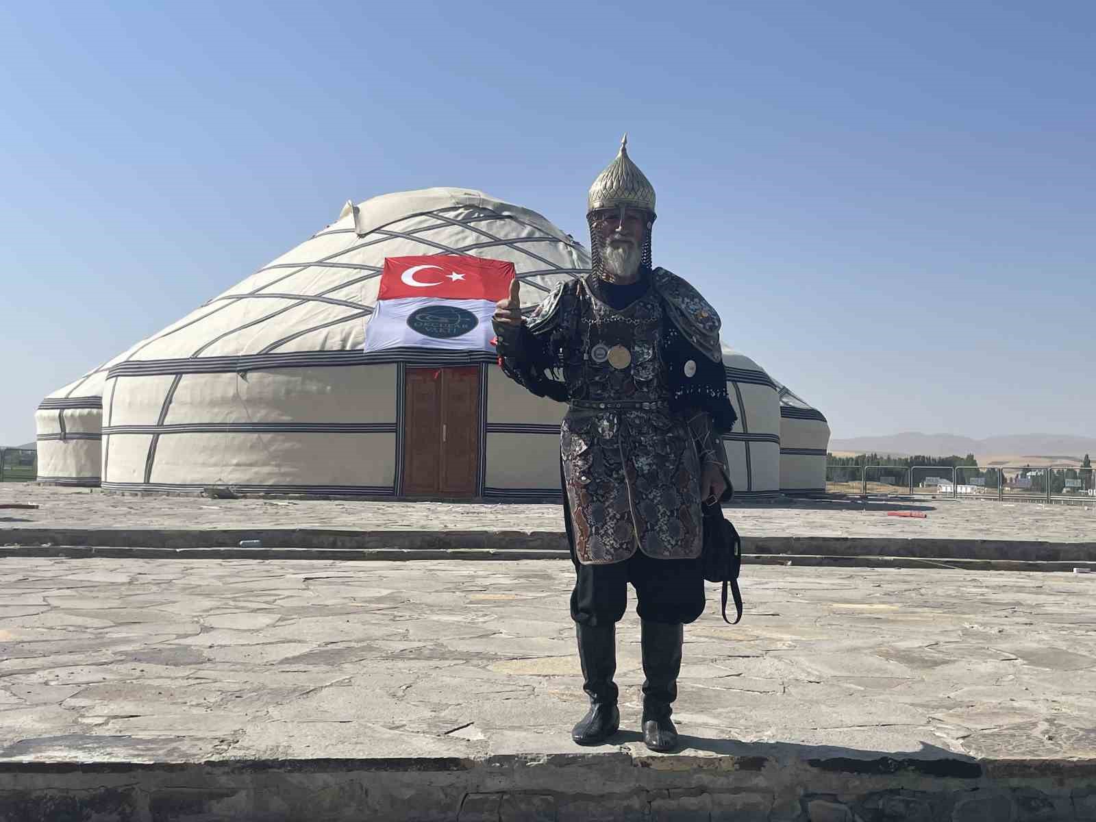 Denizli&rsquo;den gidip savaş kıyafetitle Malazgirt Kalesini yeniden fethetti
