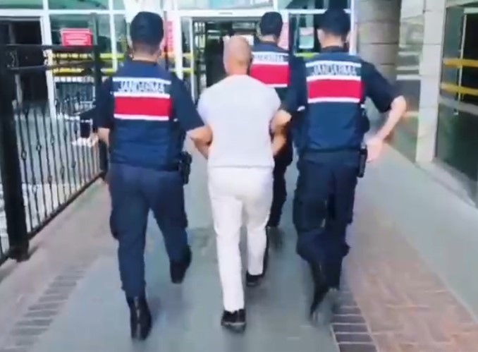 Bah&ccedil;esinde kenevir yetiştiren ş&uuml;pheli 45 kilo esrarla yakalandı
