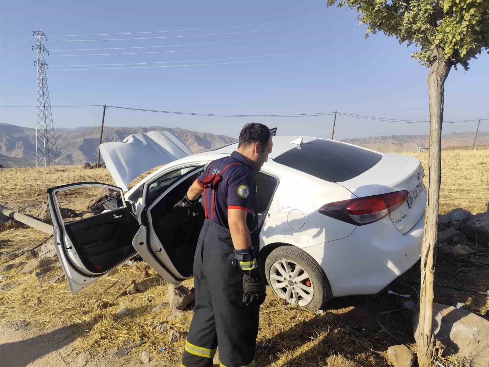 Cizre’de otomobil yol kenarına savruldu: 3 yaralı