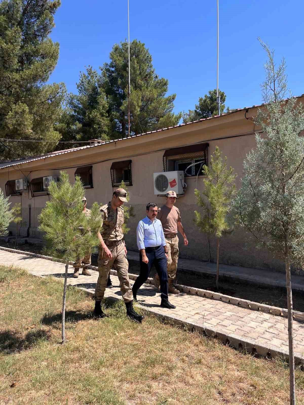 Dicle Kaymakamı Atış, şehit ailesi, asker ve vatandaşlarla buluştu
