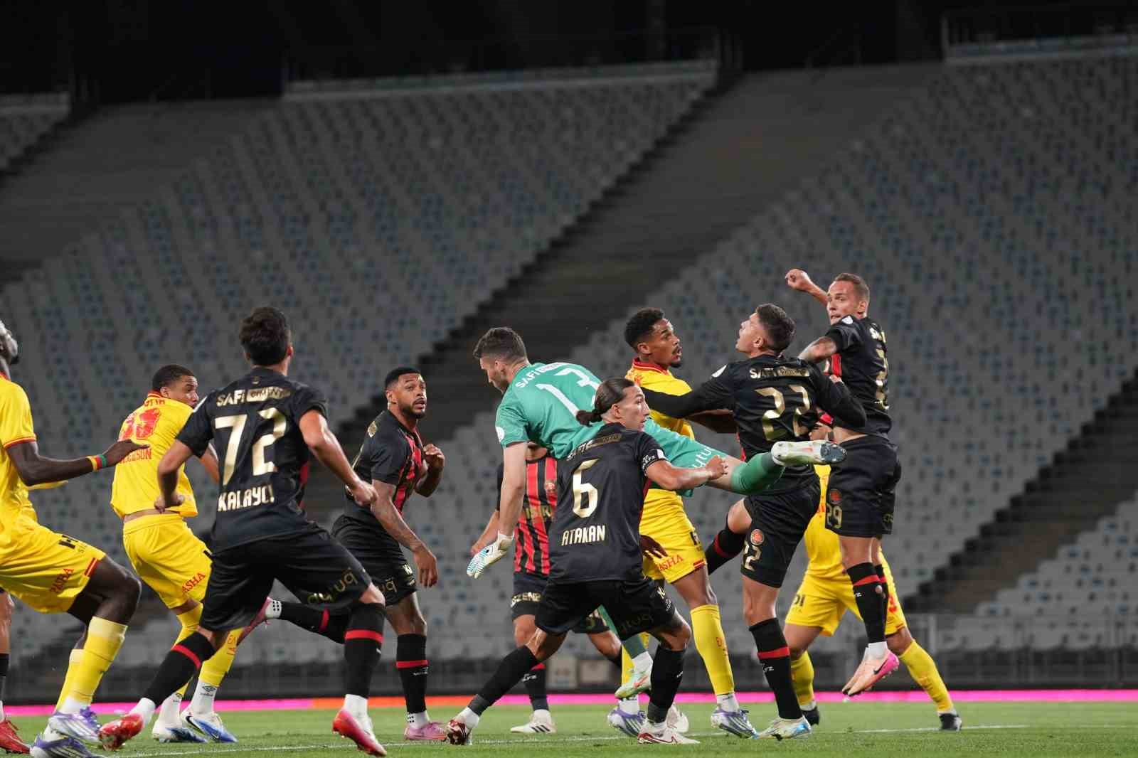 Trendyol S&uuml;per Lig: Fatih Karag&uuml;mr&uuml;k: 0 - G&ouml;ztepe: 0 (Ma&ccedil; devam ediyor)
