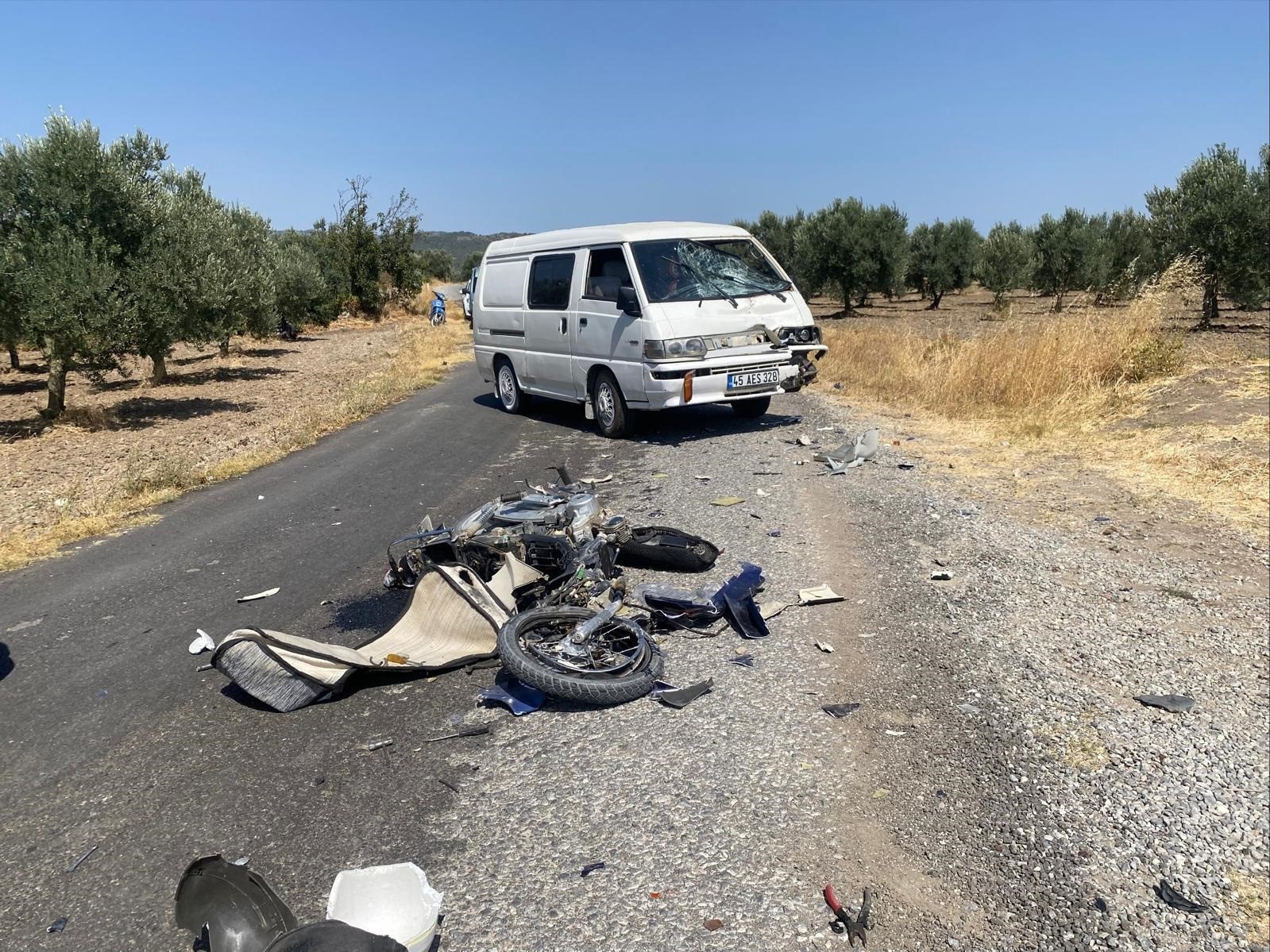 Manisa’da motosiklet araçla kafa kafaya çarpıştı: 1 ölü