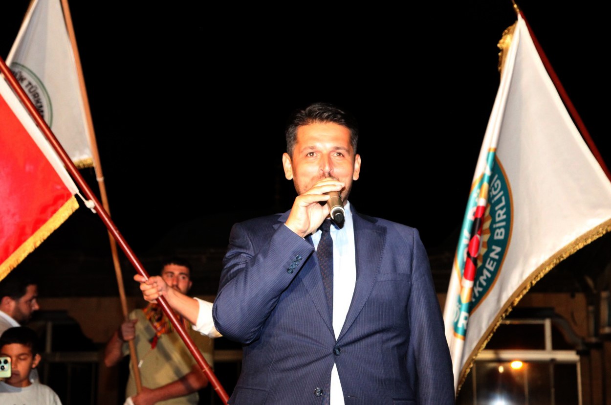 Ahlat&rsquo;ta Malazgirt Zaferi&rsquo;nin 954. yıl d&ouml;n&uuml;m&uuml;nde dev T&uuml;rk bayraklı fener alayı
