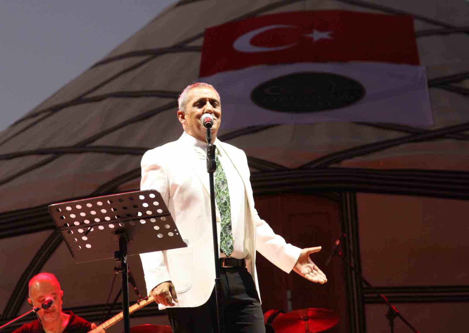 Ahlat’ta konser veren Yavuz Bingöl, Gazze’deki zulme dikkat çekti