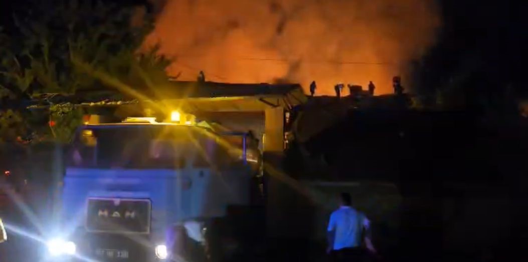 Tavşanlı’da çıkan yangında 4 ev kullanılamaz hale geldi