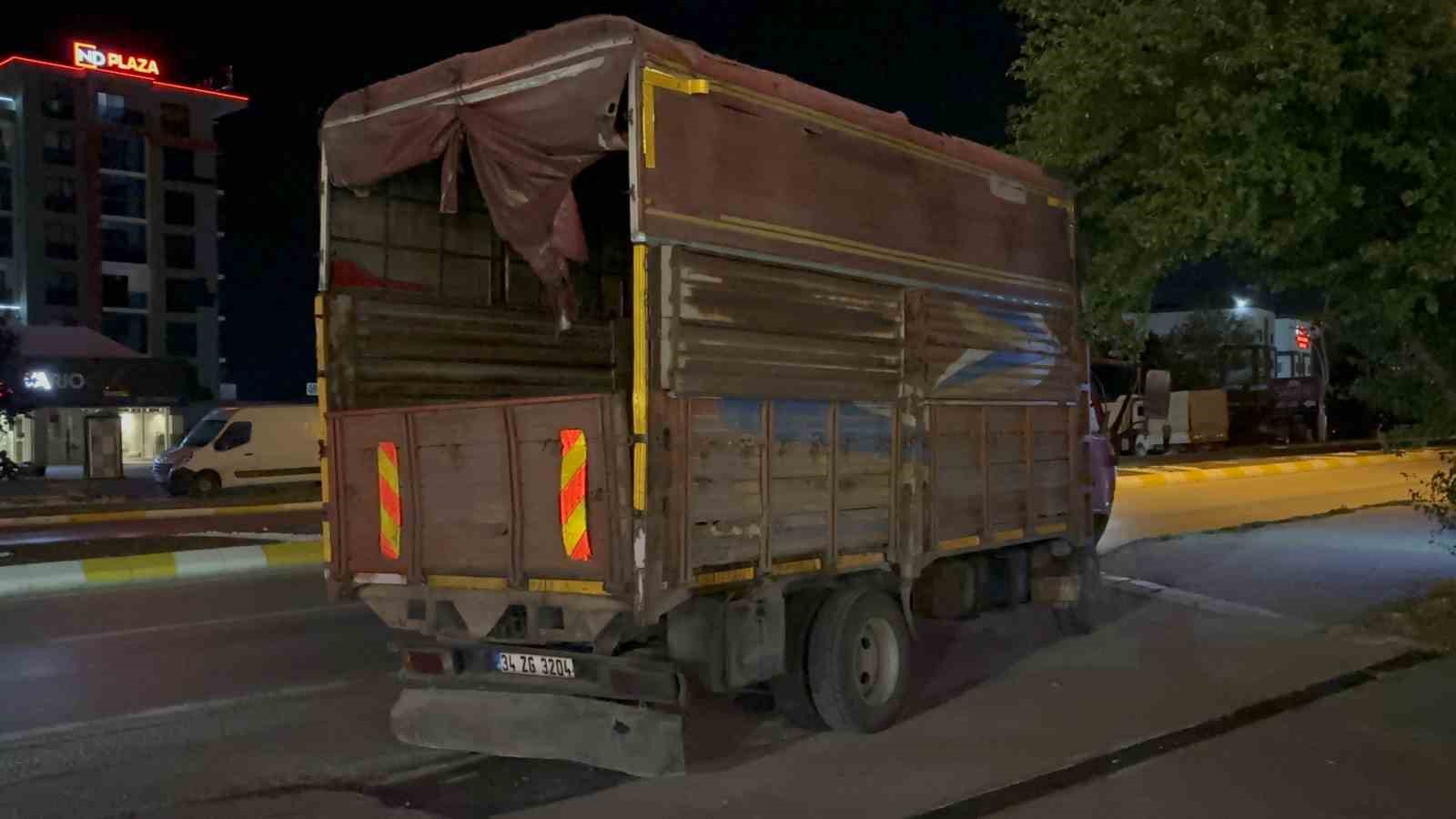 Edirne&rsquo;de otomobil ile kamyonet &ccedil;arpıştı: 3 yaralı
