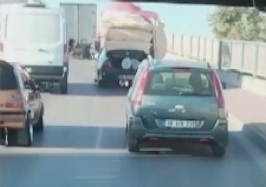 Ara&ccedil;larına fazla y&uuml;k atarak trafiği tehlikeye soktular
