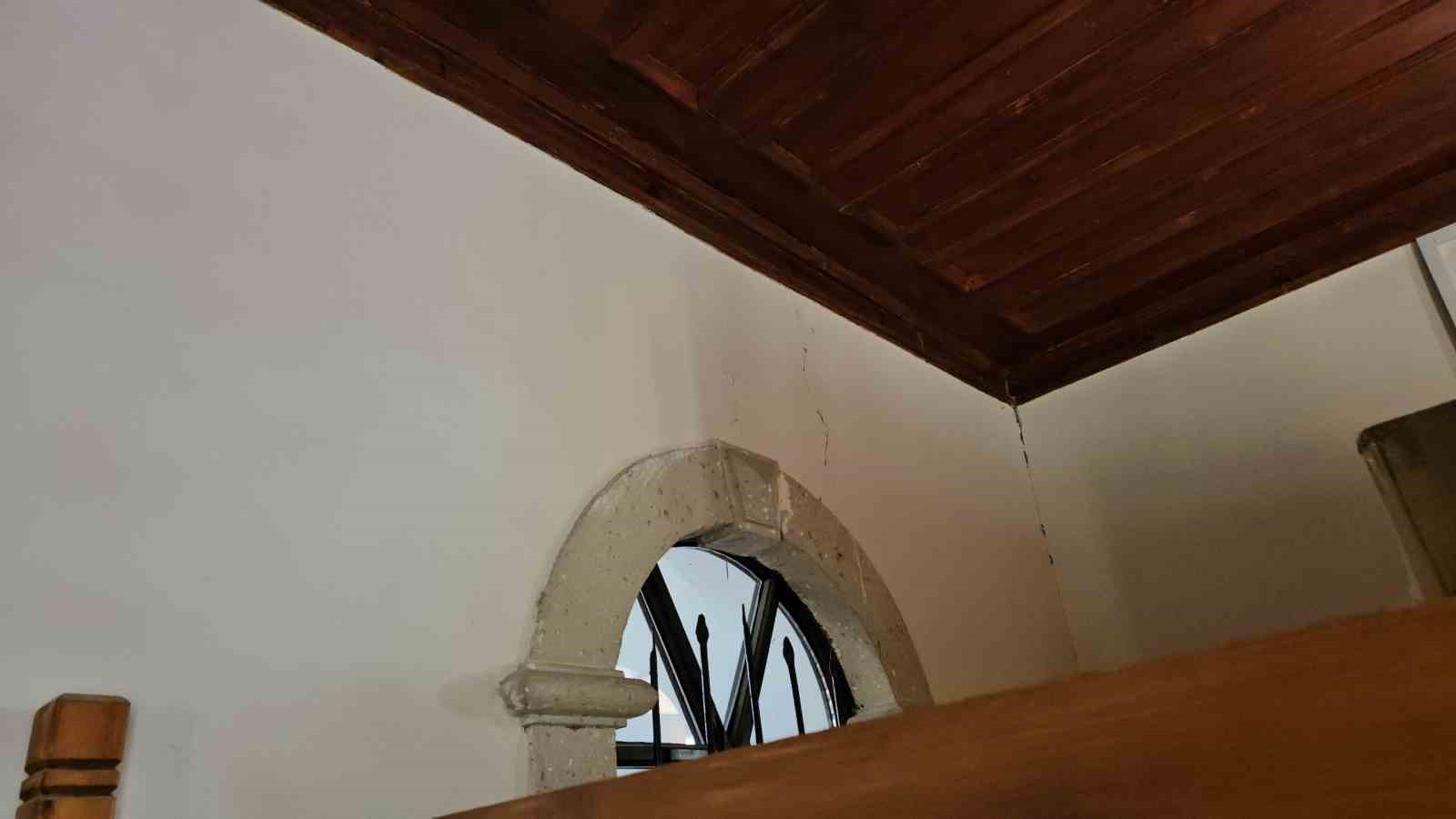 Sındırgı&rsquo;daki depremde tarihi cami hasar g&ouml;rd&uuml;
