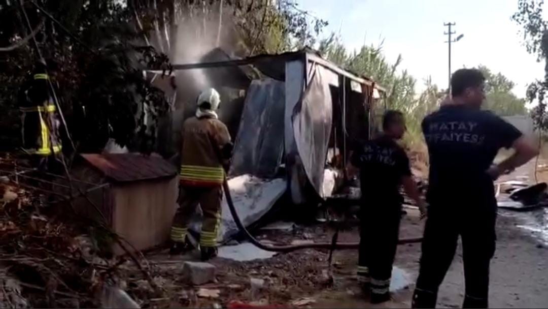 Samandağ’da çıkan yangında konteyner kullanılamaz hale geldi