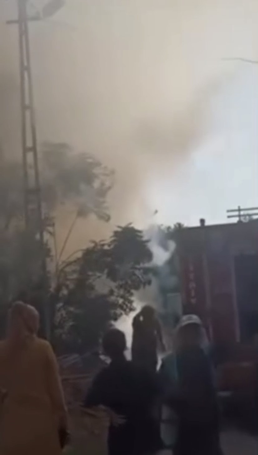 Samandağ&rsquo;da &ccedil;ıkan yangında konteyner kullanılamaz hale geldi
