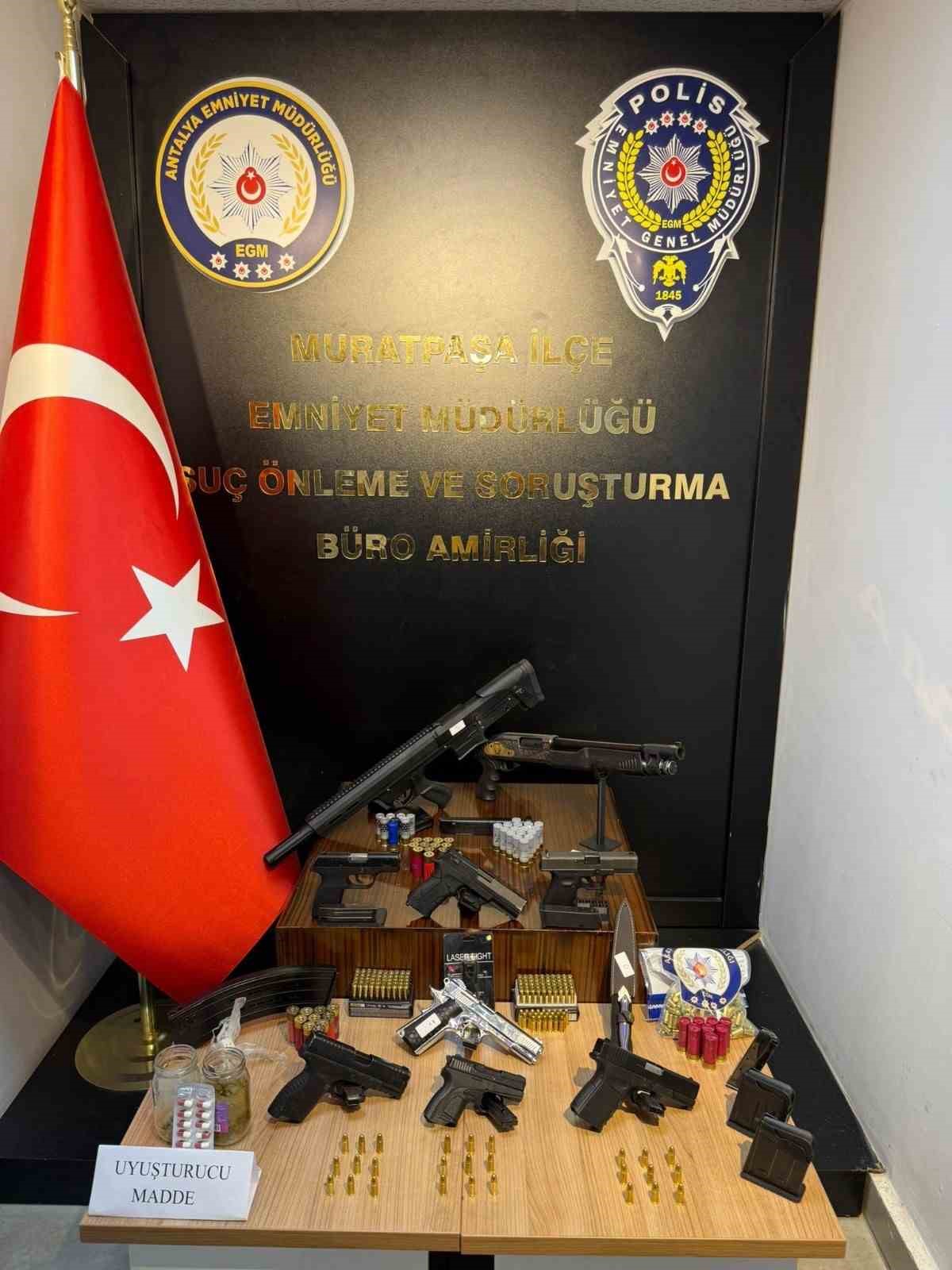 Antalya’da helikopter destekli şafak operasyonu: Çok sayıda silah ve mühimmat ele geçirildi