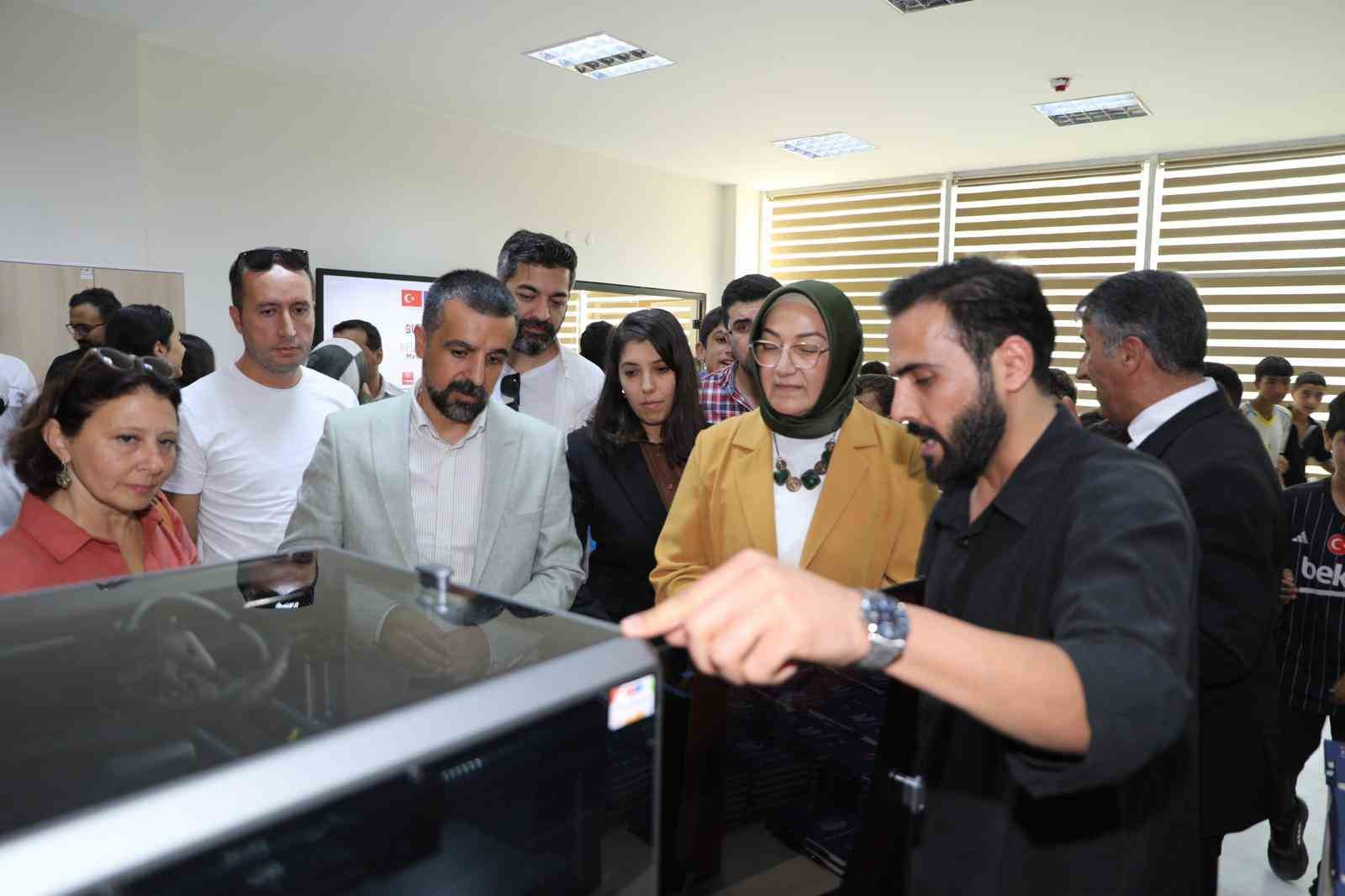 Van B&uuml;y&uuml;kşehir Belediyesi, dijital gen&ccedil;lik merkezinin kapılarını hizmete a&ccedil;tı
