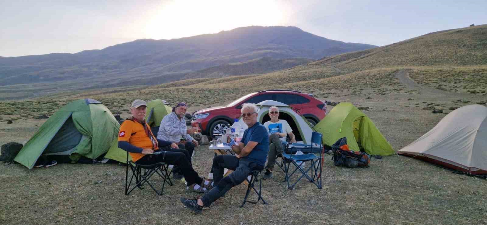 Uşaklı dağcılar, Malazgirt Zaferi anısına Süphan Dağı’na tırmandı