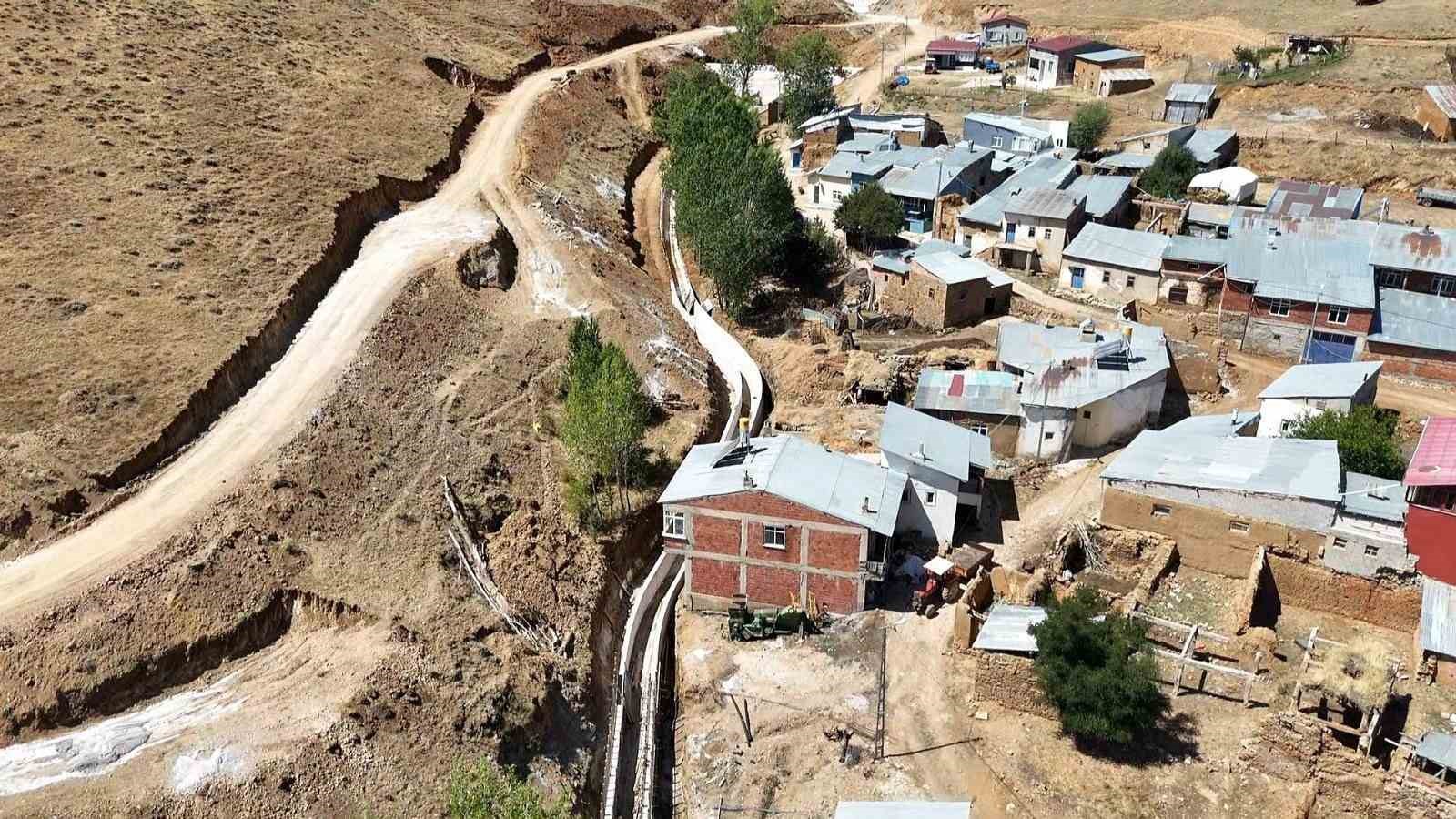 Yukarı Dikmetaş k&ouml;y&uuml;nde taşkın kontrol &ccedil;alışmaları devam ediyor
