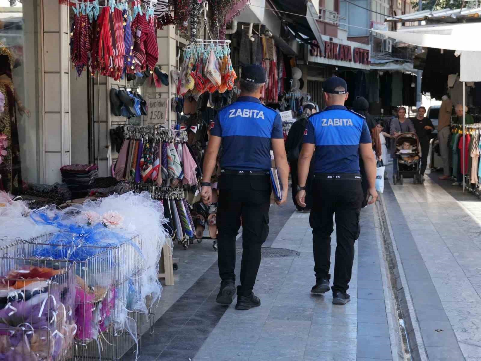 D&uuml;zce&rsquo;de Zabıta ekipleri kaldırım işgaline ge&ccedil;it vermiyor
