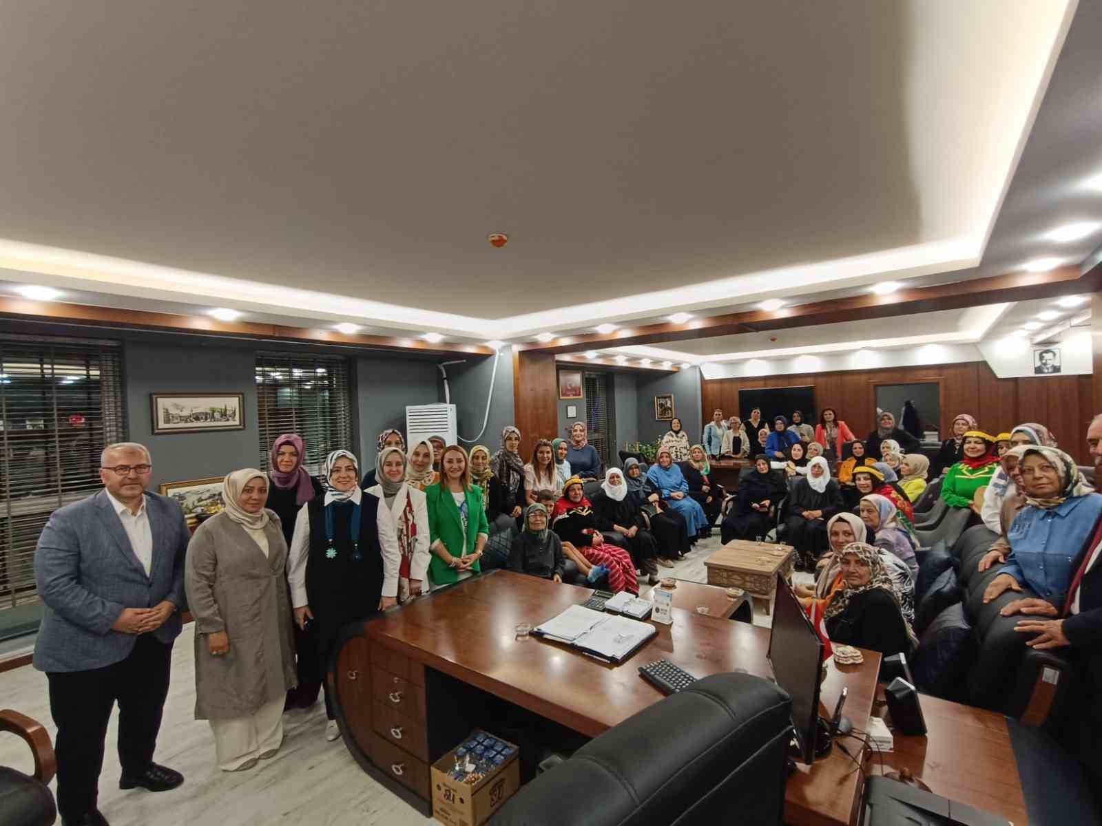 AK Parti Genel Merkez Kadın Kolları Başkanı, &ccedil;&ouml;mlek yaptı
